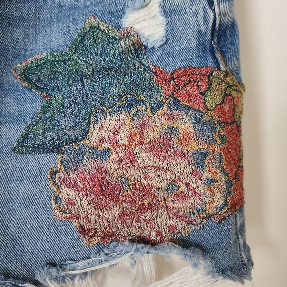 Blank NYC | The Barrow Vintage High Rise Embroidered Floral 3" Shorts - Size 30 - Picture 7 of 14